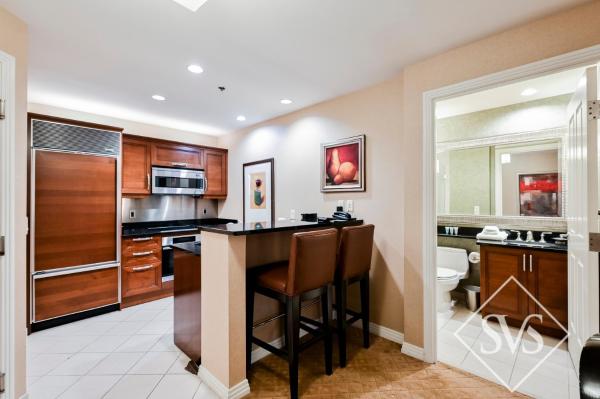 Two-Bedroom/3Bath Deluxe Penthouse with Large Balcony