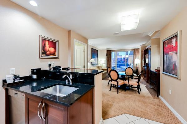 Deluxe Penthouse Ste. with Balcony and City View